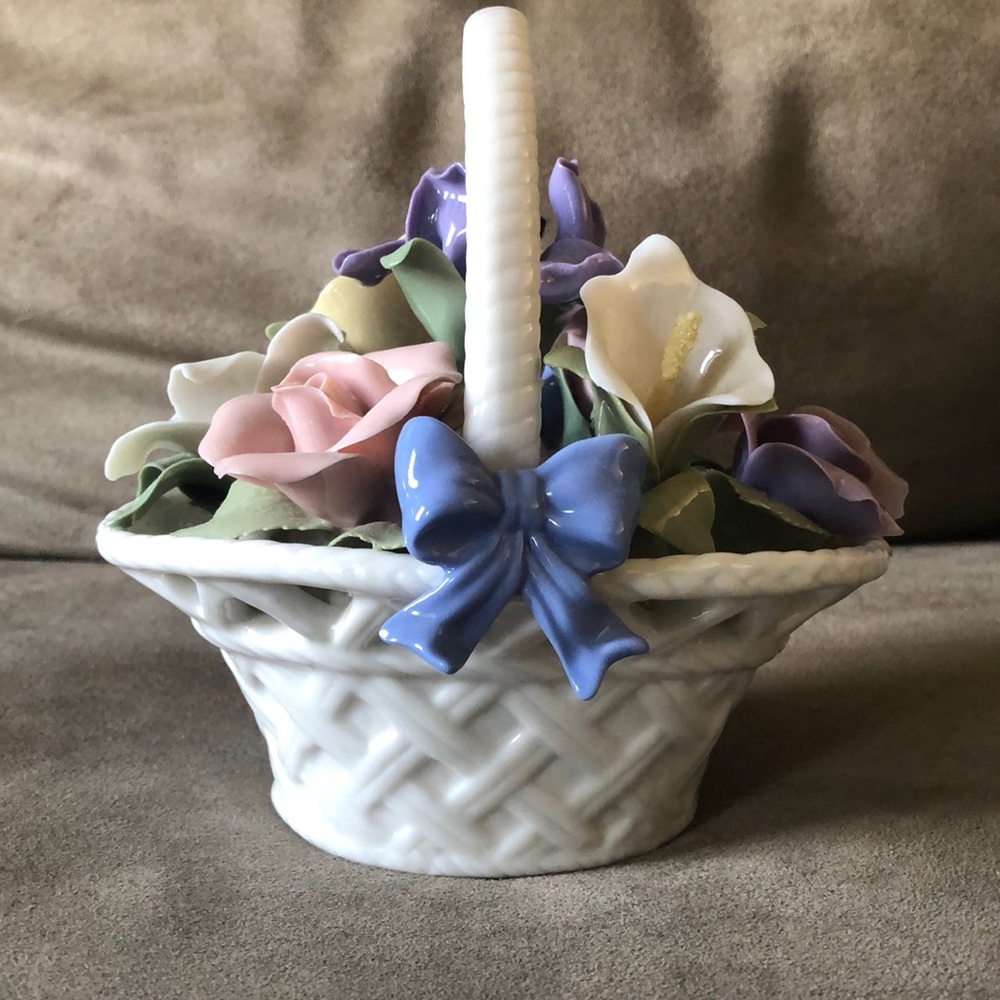 Porcelain flower basket Music box